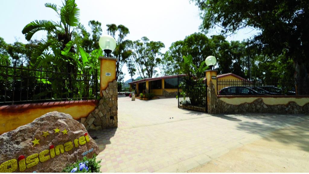 Villaggio Piscina Rei 몬테나이 외부 사진